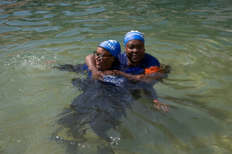 Nadia Hamada et son amie Zaina Moussahaziri participent à un cours de natation proposé aux mères des quartiers Nord de Marseille par l'association
