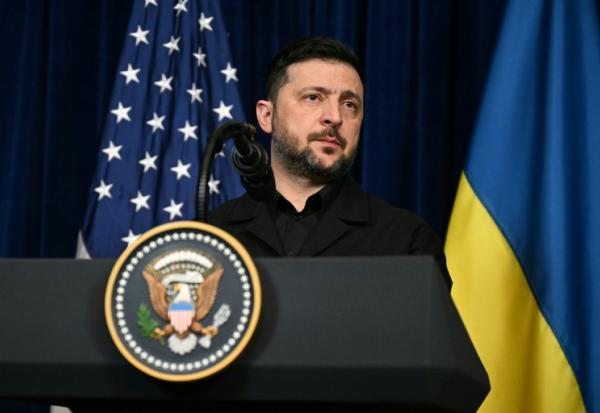 Le président ukrainien Volodymyr Zelensky en conférence de presse dans la résidence de Mar-a-Lago du président américain Donald Trump, en Floride, le 28 décembre 2025