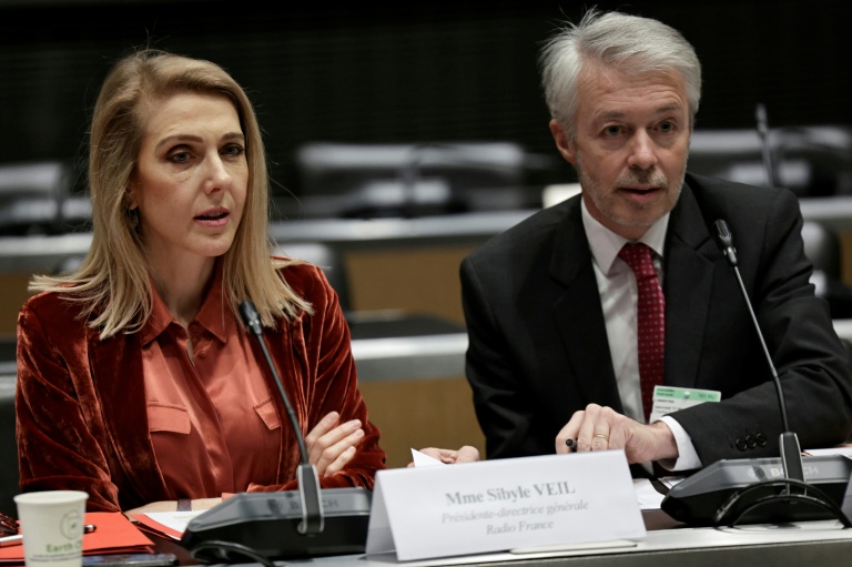 La directrice générale de Radio France, Sibyle Veil (g), et le secrétaire général de Radio France, Charles-Emmanuel Bon, avant une audition devant une commission d'enquête de l'Assemblée nationale sur la neutralité, le fonctionnement et le financement de la radiodiffusion publique, le 17 décembre 2025 à Paris