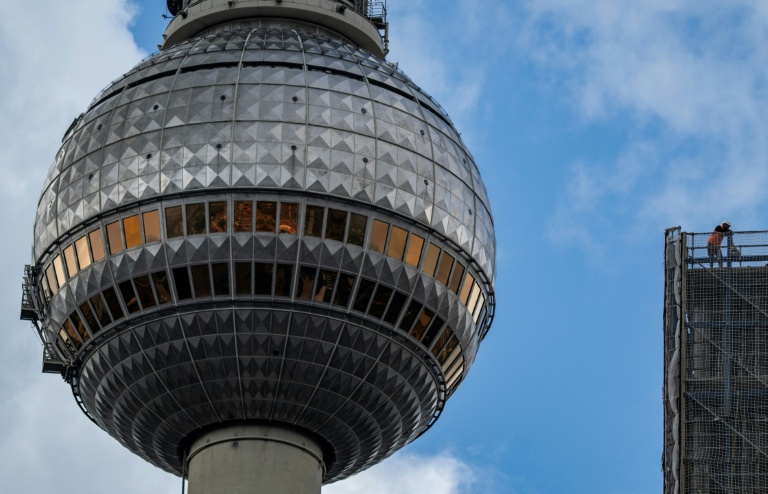 la tour de télévision (g) à Berlin, le 28 juillet 2025