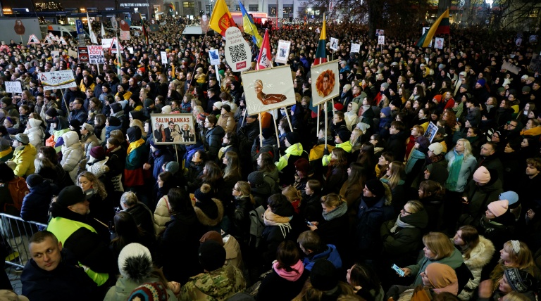 Manifestation à Vilnius contre les changements proposés à la direction de la chaîne de télévision nationale LRT, dénonçant des menaces à la liberté de la presse, le 17 décembre 2025 en Lituanie
