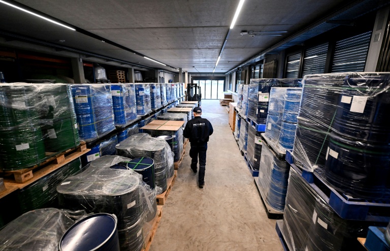 Un employé dans le centre de stockage de Tradium, à Francfort, le 4 novembre 2025