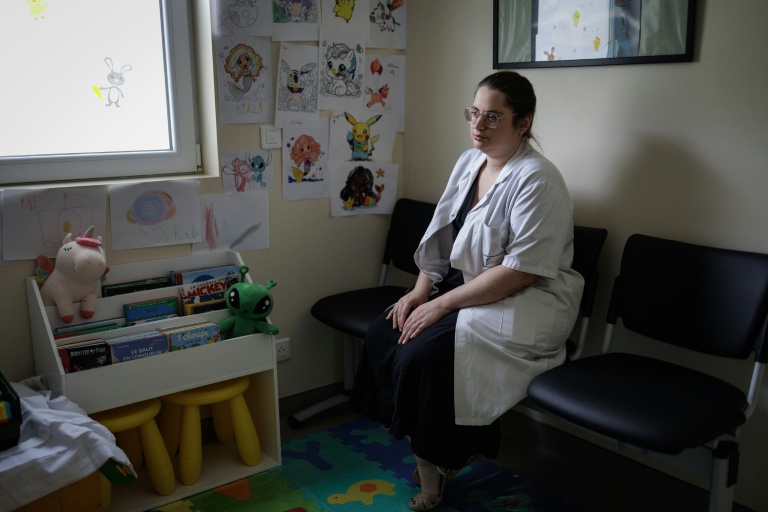 L'infirmière Céline Cazaux dans une salle de l'unité d'accueil pour enfants en danger (Uaped) installée dans le centre hospitalier sud francilien (CHSF) à Corbeil-Essonnes, près de Paris, le 30 juin 2026