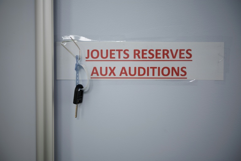 La porte de la salle d'audition de l'unité d'accueil pour enfants en Danger (Uaped) installée dans le centre hospitalier sud francilien (CHSF) à Corbeil-Essonnes, près de Paris, le 30 juin 2026