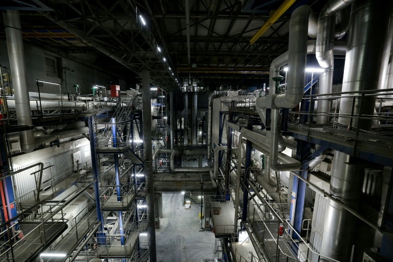 Les deux fours (g et d) de l'incinérateur Isséane Syctom d'Issy-les-Moulineaux, le 25 novembre 2025 en périphérie de Paris