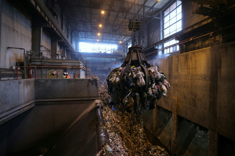Un grappin transporte des déchets ménagers d'une fosse à ordures vers le four de l'incinérateur Isséane Syctom, Issy-les-Moulineaux, le 25 novembre 2023 en périphérie de Paris