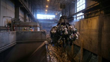 Un grappin transporte des déchets ménagers d'une fosse à ordures vers le four de l'incinérateur Isséane Syctom, Issy-les-Moulineaux, le 25 novembre 2023 en périphérie de Paris