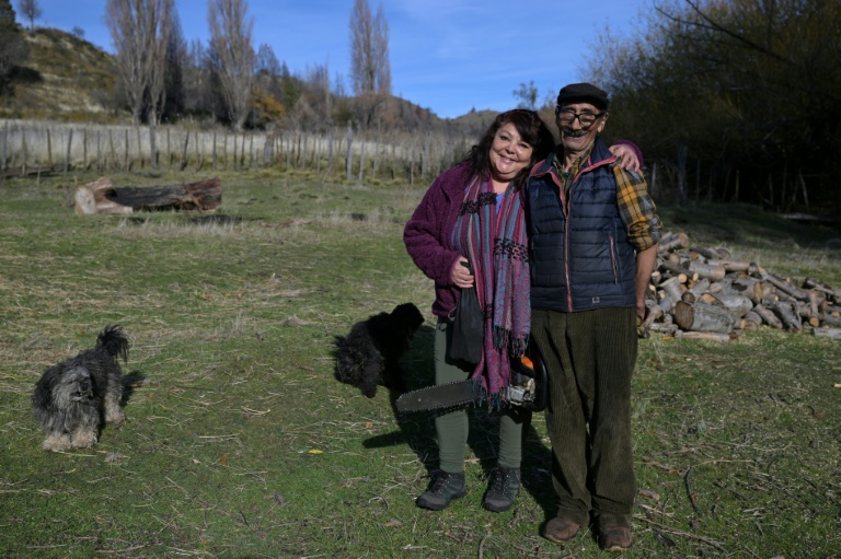Isabel Diaz (g) et son père Victor Diaz, identifié par les autorités sanitaires comme le patient zéro lors de l'épidémie de 2018-2019, dans leur ferme de la région de La Rinconada, près d'Epuyen, dans la province de Chubut, en Argentine, le 9 mai 2026