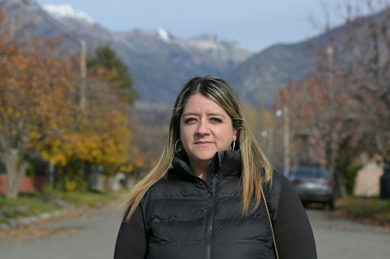Mailen Valle  près de la maison de sa mère à Epuyen, dans la province de Chubut, en Argentine, le 9 mai 2026, où l'épidémie d'hantavirus de 2018-2019 a tué 11 personnes, dont son père et ses deux sœurs