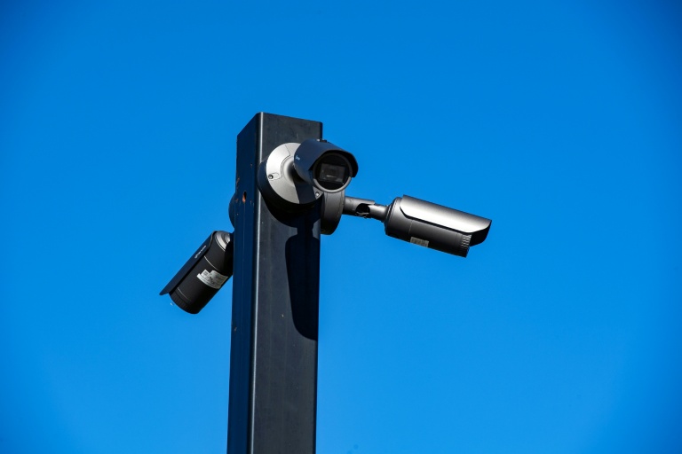Des caméras de surveillance près du centre de données de l'entreprise Markley à Lowell, dans l'Etat américain du Massachusetts, le 15 octobre 2026
