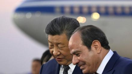 Le président chinois Xi Jinping (g) écoute son homologue égyptien Abdel Fattah al-Sissi à son arrivée sur le tarmac de l'aéroport international du Caire, le 1er septembre 2026