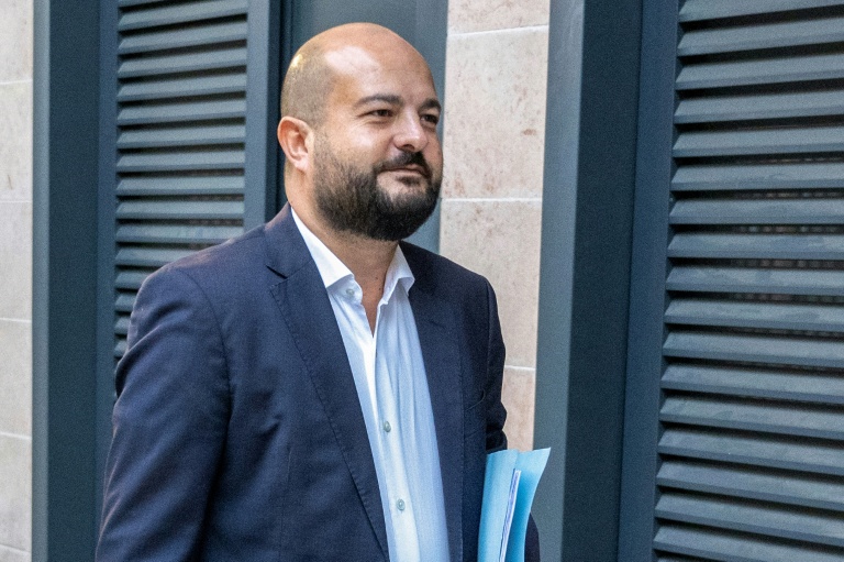 Le maire de Fréjus, David Rachline, arrive à Draguignan, le 30 septembre 2025, pour comparaître devant le tribunal correctionnel où il est jugé pour conflit d'intérêts