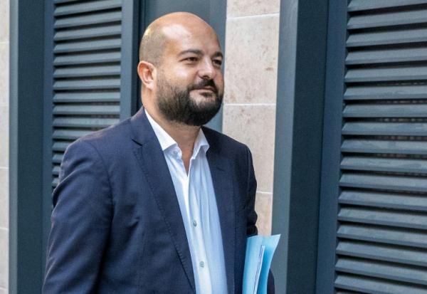 Le maire de Fréjus, David Rachline, arrive à Draguignan, le 30 septembre 2025, pour comparaître devant le tribunal correctionnel où il est jugé pour conflit d'intérêts