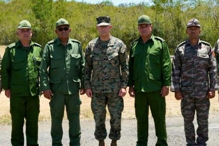 Une photo publiée par l'armée américaine montre le chef du commandement Sud américain, le général Francis L. Donovan (centre) entouré du chef d'état-major cubain, le général Roberto Legra Sotolongo (à sa droite) et d'autres responsables militaires cubains, le 29 mai 2026 dans la base navale de Guantanamo 