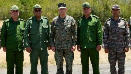 Une photo publiée par l'armée américaine montre le chef du commandement Sud américain, le général Francis L. Donovan (centre) entouré du chef d'état-major cubain, le général Roberto Legra Sotolongo (à sa droite) et d'autres responsables militaires cubains, le 29 mai 2026 dans la base navale de Guantanamo 