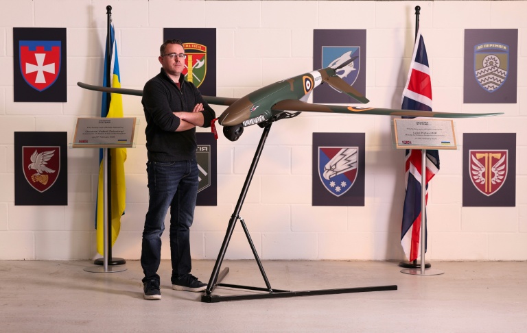 Le directeur général d'Ukrspecsystems, Rory Chamberlain, à côté d'un drone de reconnaissance PD-2 UAS dans l'usine britannique de l'entreprise près de Cambridge, dans l'est de l'Angleterre, le 5 mars 2026