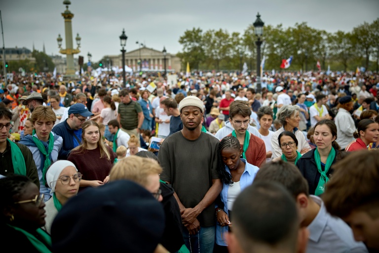 Foule réunie aux Champs-Elysées avant la venue du pape Léon XIV pour une messe solennelle en plein air place de la Concorde, le 26 septembre 2026 Paris 