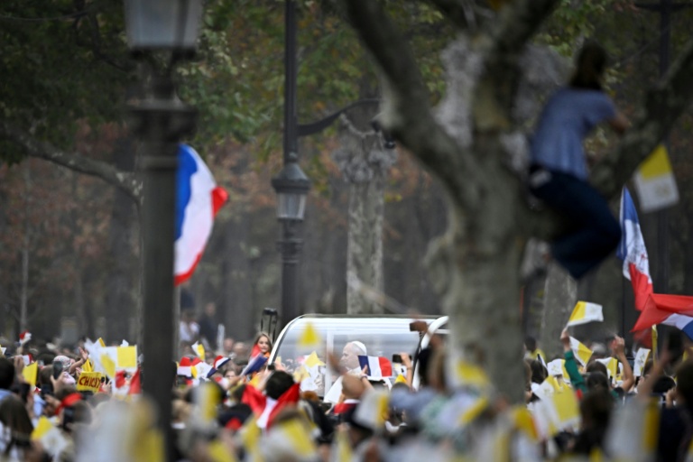 La foule lors du passage du pape Léon XIV dans la papamobile sur les Champs-Elysées le 26 septembre 2026