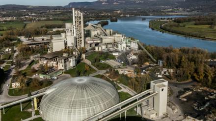 Vue aérienne de la plus grande cimenterie de France qui appartient au cimentier français Vicat à Montalieu-Vercieu (Isère, sud-est de la France), le 12 novembre 2025
