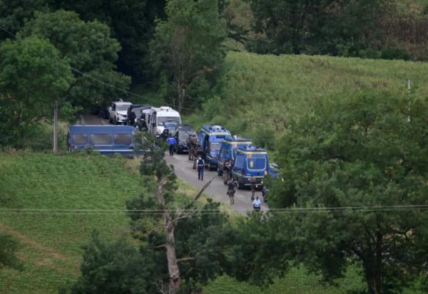 Des gendarmes près du lieu où un corps a été découvert lors des recherches pour retrouver la collégienne Lyhanna, portée disparue, le 4 juin 2026 près de Puycasquier, dans le Gers
