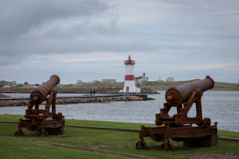 Vue du phare de la Pointe aux Canons, sur l'île française de Saint-Pierre, chef-lieu de l'archipel de Saint-Pierre-et-Miquelon, le 18 septembre 2026  
