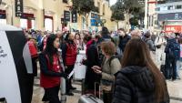 Des voyageurs font la queue à la gare Saint-Charles à Marseille le 27 octobre 2025 pour acheter un autre billet après de nombreuses annulations de TGV en raison d'un acte de vandalisme au sud de Valence