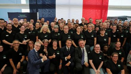 Le président français Emmanuel Macron pose avec les employers de l'usine Vorwerk, qui produit les appareils Thermomix, dans le cadre des "Choose France Days", à Donnemain-Saint-Mamès (Eure-et-Loir), le 29 mai 2026