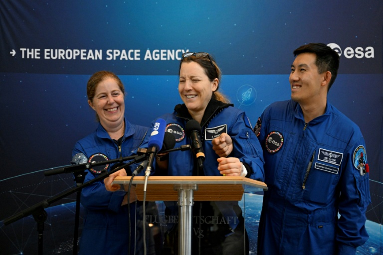L'astronaute française Sophie Adenot (C)   s'exprime à son arrivée à l'aéroport de Cologne, le 10 octobre 2026 