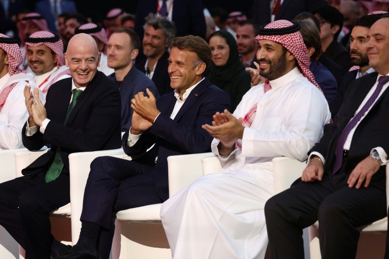 Le président de la Fifa Gianni Infantino (à gauche) aux côtés du président français Emmanuel Macron et du prince héritier saludien Mohammed ben Salman à la cérémonie de clotûre de la Esports World Cup à Paris le 23 août 2026