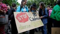 Des manifestants brandissent une pancarte sur laquelle on peut lire "Stop au cadmium dans nos assiettes" lors d'une manifestation aux côtés de députés, sur l'esplanade des Invalides à Paris, le 2 juin 2026