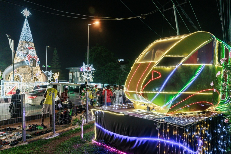 Des décorations de Noël dans les rues de Victoria Island à Lagos, le 18 décembre 2023 au Nigeria