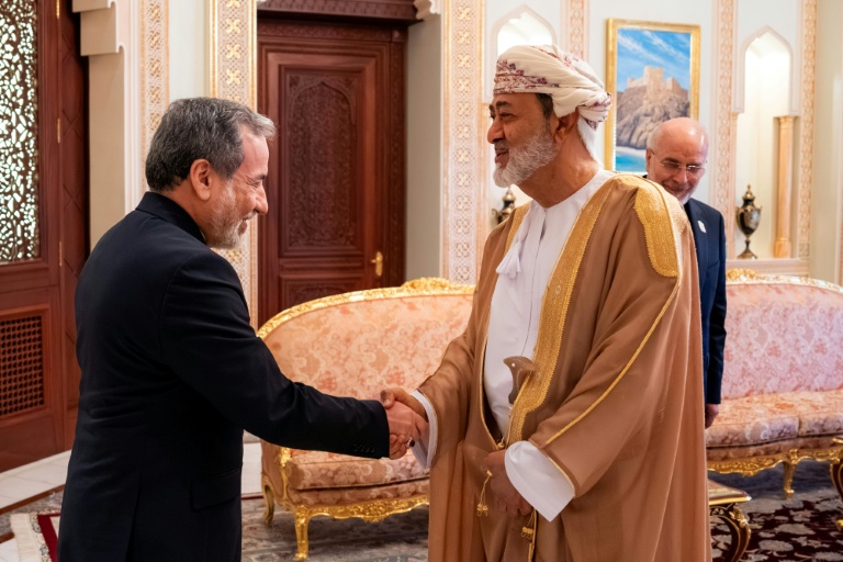 Photo diffusée par l'Agence de presse omanaise montrant le sultan d'Oman, Haitham bin Tarik (c), recevant le ministre iranien des Affaires étrangères, Abbas Araghchi (g), et le négociateur en chef iranien, Mohammad Bagher Ghalibaf, à Mascate, le 23 juin 2026