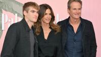 (g-d) Le mannequin américain Presley Gerber, sa mère la top-model Cindy Crawford, et son père, l'homme d'afffaires Rande Gerber, le 14 mars 2024 à Beverly Hills, en Californie