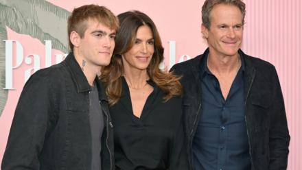 (g-d) Le mannequin américain Presley Gerber, sa mère la top-model Cindy Crawford, et son père, l'homme d'afffaires Rande Gerber, le 14 mars 2024 à Beverly Hills, en Californie