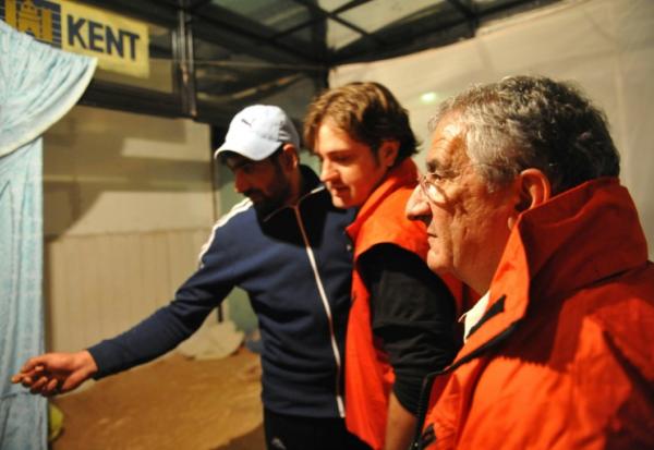 Le président du Samu social international Xavier Emmanuelli (droite) discute avec un sans-abri roumain à Bucarest, le 13 octobre 2011