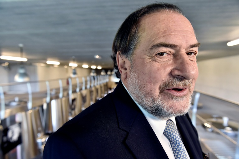 L’œnologue Michel Rolland dans la cave du Château La Dominique à Saint-Émilion le 5 avril 2016