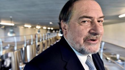 L’œnologue Michel Rolland dans la cave du Château La Dominique à Saint-Émilion le 5 avril 2016