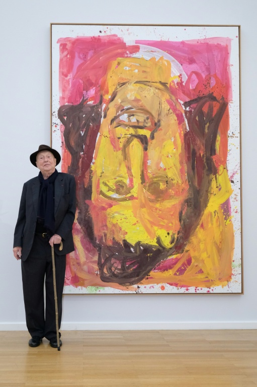 L'artiste allemand Georg Baselitz à côté de son tableau 