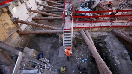 Le site archéologique où a été découvert un mur de l'époque gallo-romaine de Lutèce (en bas, g), sous l'Hôtel-Dieu, sur l'île de la Cité, dans le centre de Paris,le 23 septembre 2026 