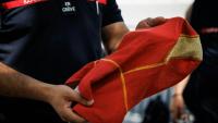 Un pompier avec "en grève" scratché sur la poitrine, devant  l'hôtel de Beauvau, à Paris, le 13 août 2026