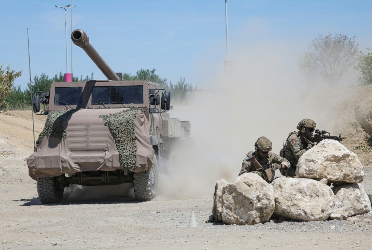 Un canon Caesar et des soldats français lors d'une démonstration dynamique à la veille de l'ouverture du salon de défense Eurosatory à Villepinte, près de Paris, le 14 juin 