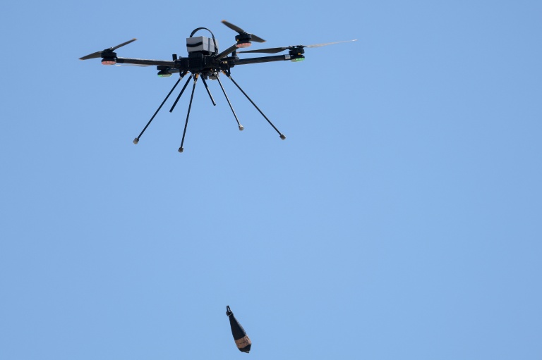 Un drone Tundra 2 largue une munition lors d’une démonstration dynamique à Villepinte, près de Paris, où se tiendra du 15 au 19 juin le salon de défense mondial Eurosatory, le 14 juin 2026 