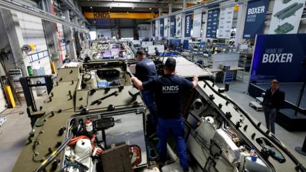 Des employés sur une nouvelle ligne de production du groupe franco-allemande KNDS à Munich, le 22 avril 2026 en Allemagne