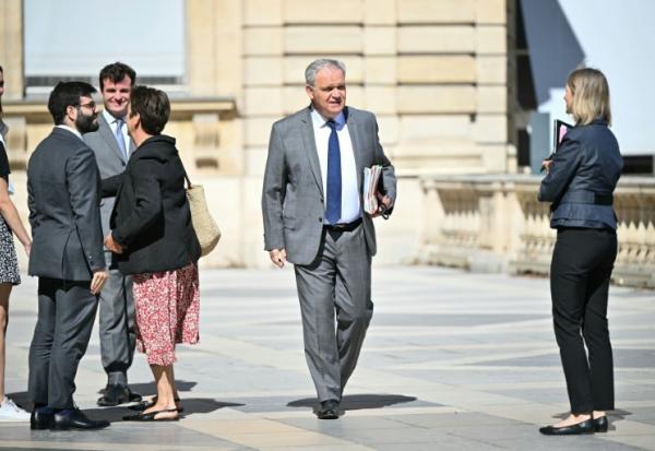 Le sénateur LR François-Noël Buffet (c),  proposé par Emmanuel Macron pour être le prochain Défenseur des droits, arrive au Sénat pour son audition, le 21 juillet 2026 à Paris