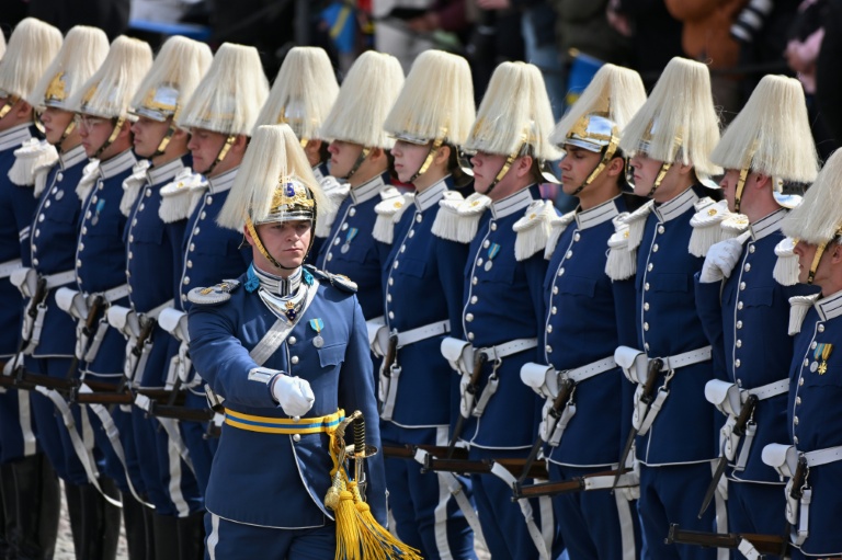 La Garde royale en représentation pour le 80e anniversaire du roi de Suède à Stockholm le 30 avril 2026