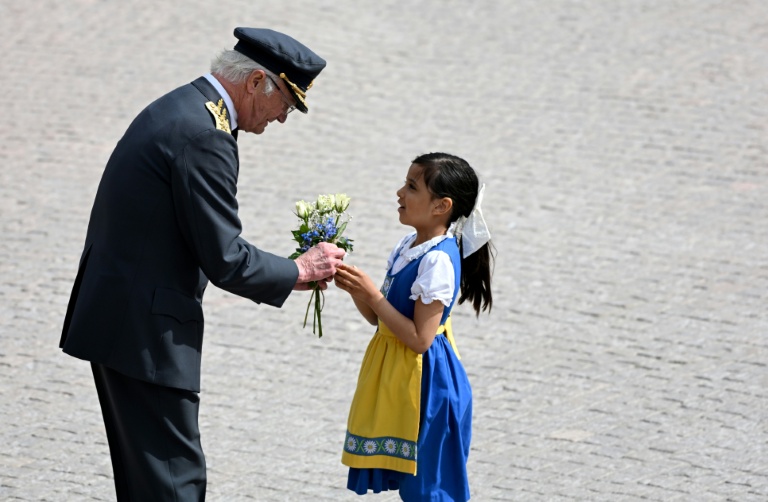 Le roi de Suède Carl XVI Gustaf se fait offrir des fleurs pour son 80e anniversaire à Stockholm, le 30 avril 2026