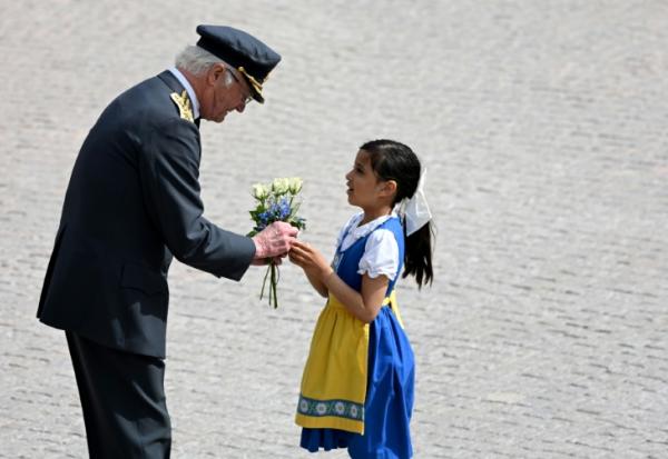 Le roi de Suède Carl XVI Gustaf se fait offrir des fleurs pour son 80e anniversaire à Stockholm, le 30 avril 2026