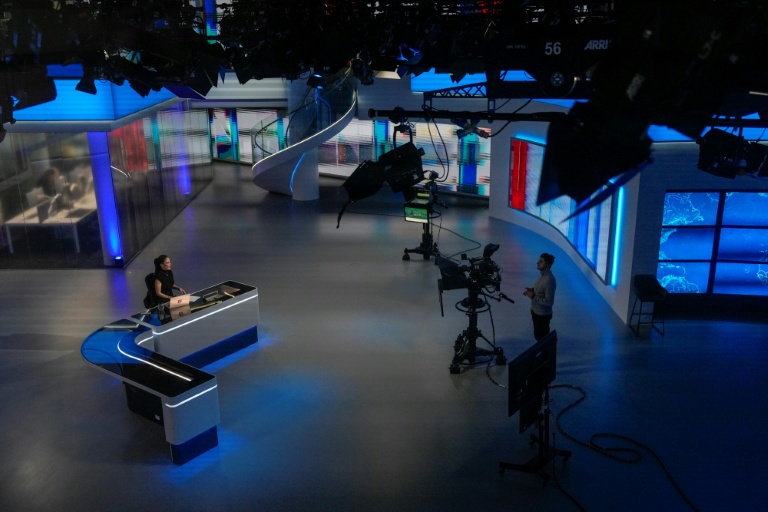 Reihaneh Fallah, présentatrice à Iran International, lors d'un  journal télévisé dans le studio de la chaîne à Londres, le 20 janvier 2026