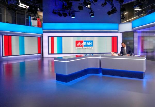 Reza Mohaddes, présentateur et rédacteur en chef d'Iran International, se prépare pour un journal télévisé dans le studio de la chaîne à Londres le 20 janvier 2026