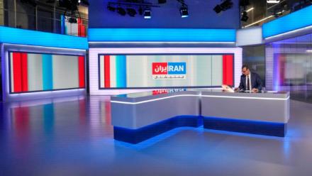 Reza Mohaddes, présentateur et rédacteur en chef d'Iran International, se prépare pour un journal télévisé dans le studio de la chaîne à Londres le 20 janvier 2026
